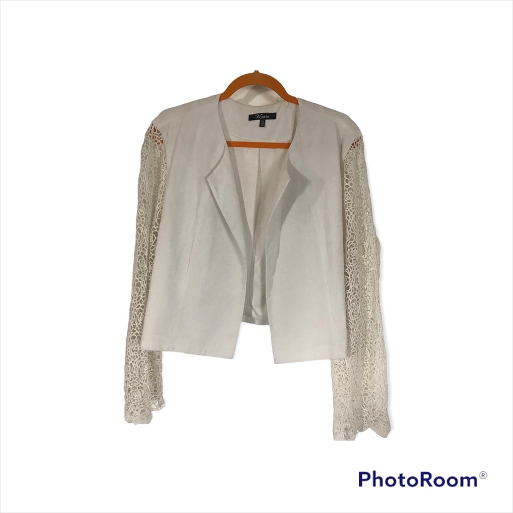 CROPPED WHITE JACKET/SHRUG WITH CROCHETED LACE SLEEVES